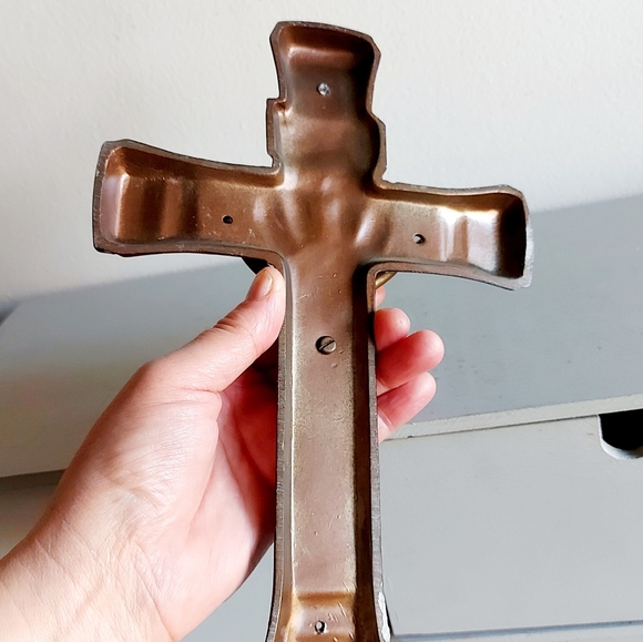 Metal crucifix in shades of brown and bronze. - Picture 8 of 9
